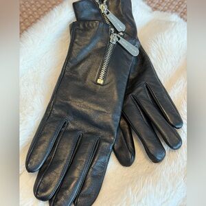 Michael Kors leather gloves
Black size small